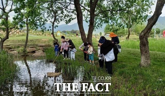 하동군지리산생태과학관이 가족 대상 생태 특별체험 프로그램을 운영한다./하동군