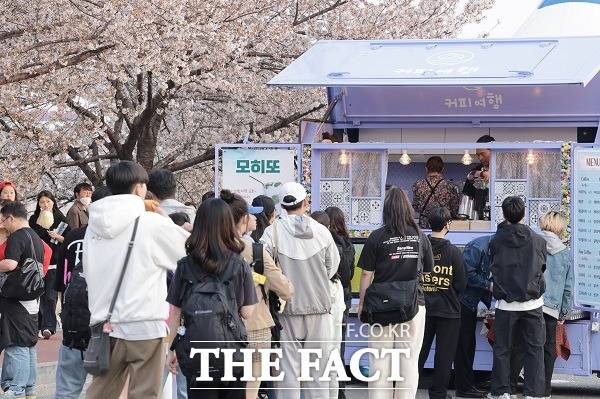 지난 2일 막을 내린 ‘벚꽃과 함께하는 청주시 푸드트럭 축제’에 역대급 인파가 몰리는 등 그야말로 ‘대박’을 터트렸다. /청주시