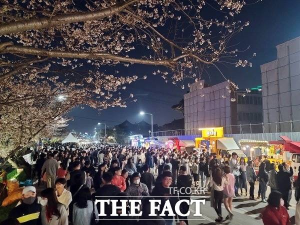 지난 2일 막을 내린 ‘벚꽃과 함께하는 청주시 푸드트럭 축제’에 역대급 인파가 몰리는 등 그야말로 ‘대박’을 터트렸다. /청주시