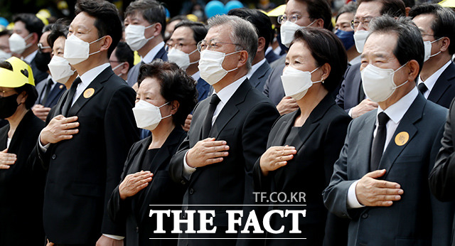 문재인 전 대통령이 3일 제주를 찾아 4·3을 모독하는 행위가 있어 개탄스럽고 가슴이 아프다고 말했다. /더팩트 DB