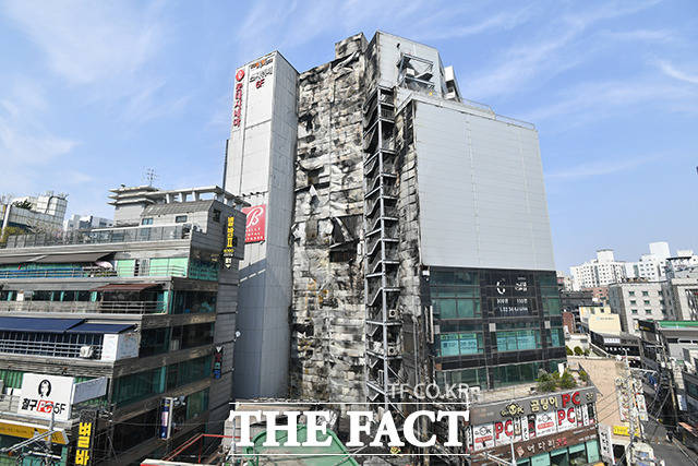 인천 부평구 다운타운일레븐 건물에서 화재가 발생한 3일 오후 화재로 불에 탄 건물의 모습이 보이고 있다. /인천=박헌우 기자