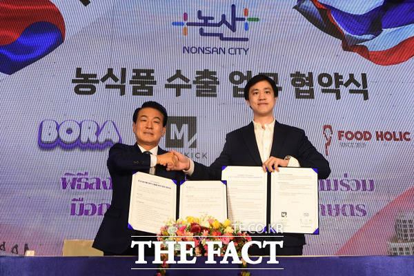 지난 30일 태국 방콕 콘래드 호텔에서 개최된 협약 기념사진(좌 백성현 논산시장, 우 메시킥 콘 듀롱카베로지 대표./논산시
