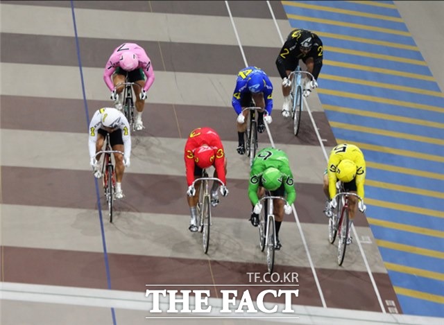 광명스피돔에서 선수들이 치열한 경합 속에 결승선을 통과하고 있다./경륜경정총괄본부