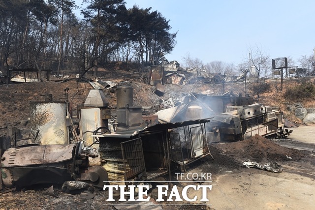 충남 홍성에서 발생한 산불에 가재도구들이 모두 불에 탔다. / 내포 = 김아영 기자