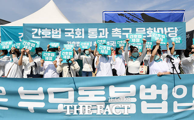 간호법 국회 통과 촉구 문화마당이 3일 오전 서울 여의도 국회 앞에서 열린 가운데 참가자들이 간호법 제정을 촉구하는 손피켓을 들어보이고 있다. /국회=남용희 기자