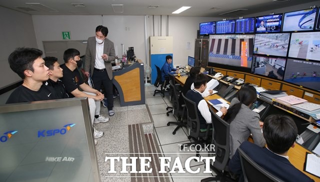 광명스피돔 종합심판실에서 심판판정 참관 프로그램에 참가한 선수들이 김태환 심판장(왼쪽 4번째)의 설명으로 실제 판정 모습을 지켜보고 있다./경륜경정총괄본부