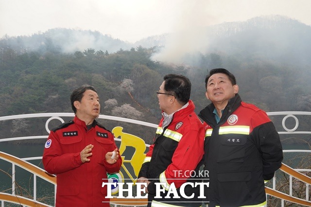 남성현 산림청장(왼쪽)이 4일 오전 이장우 대전시장(가운데)과 서철모 서구청장에게 산불 진화 상황에 대해 설명하고 있다. / 산림청