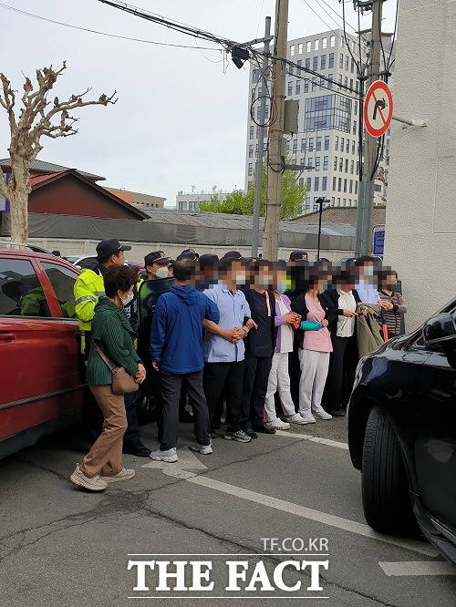 청주병원 직원들이 인간띠를 만들어 강제집행에 저항하고 있다. /청주=이주현 기자