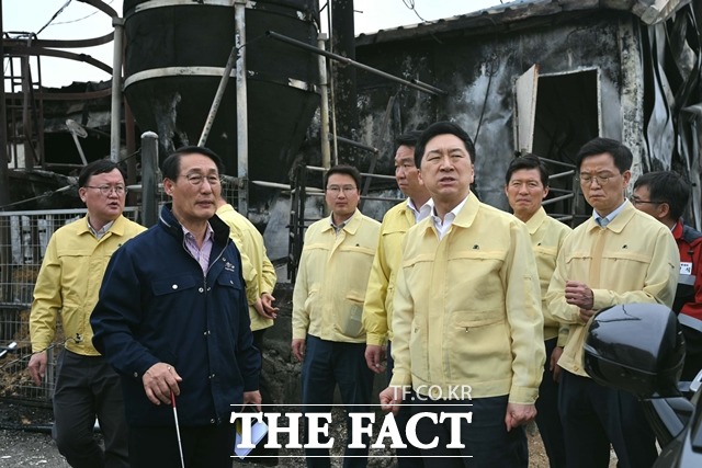 김기현 국민의힘 당대표가 홍성 산불 현장 점검을 하고 있다. / 충남도