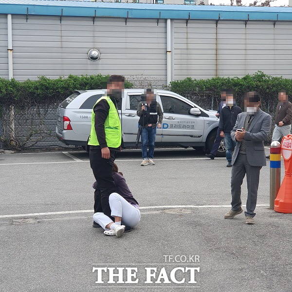 청주병원 직원이 강제집행에 대해 거세게 저항하고 있다. /청주=이주현 기자