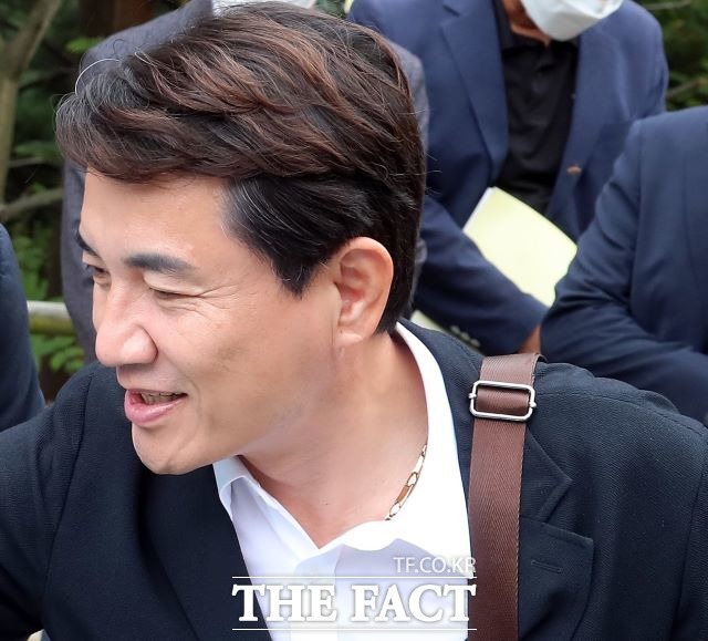 지난 3월 31일 건조특보가 내려진 홍천 등 강원도내 곳곳에 산불이 잇따라 발생한 가운데, 이날 오후 5시 30분께 춘천의 한 골프 연습장을 방문해 20여분간 골프를 친 것과 관련, 김진태 강원도지사가 4일 공식 사과했다./강원도