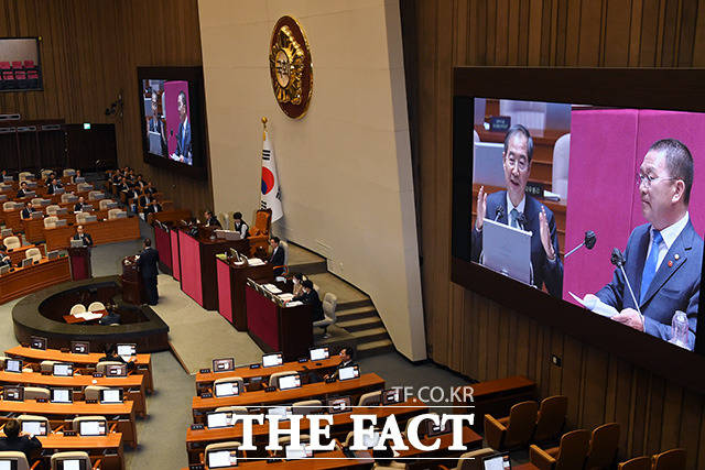 신정훈 더불어민주당 의원 질문에 답하는 한 총리.