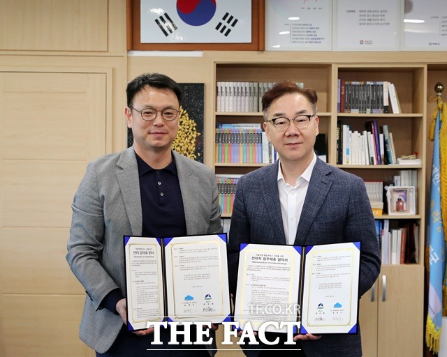 하승철 하동군수(오른쪽)와 자율주행 통합플랫폼 업체인 송영기 ㈜스프링클라우드 대표가 업무협약 후 기념 촬영을 하고 있다./하동군