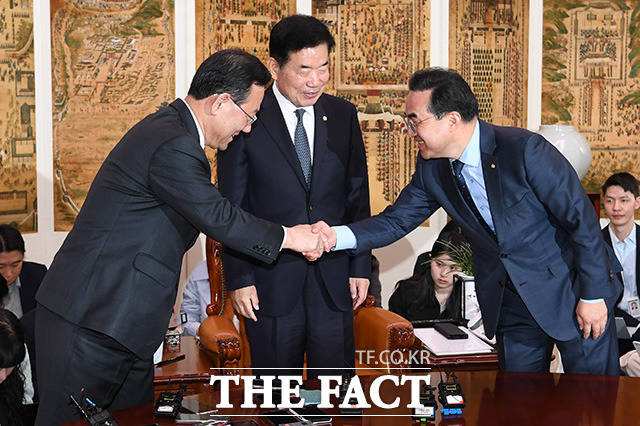 인사 나누는 주호영 국민의힘 원내대표(왼쪽)와 박홍근 더불어민주당 원내대표.