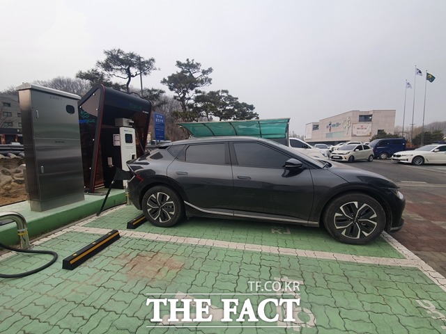 천안삼거리공원에 설치된 전기차 충전소 모습 / 천안시