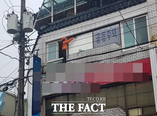 5일 오전 9시 11분쯤 사천시 선구동의 3층 건물 유리가 깨져 소방당국이 안전조치를 취하고 있다./경남소방본부