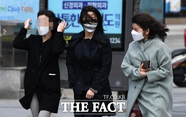 목요일인 6일 전국에는 비가 내리고 기온이 낮아져 쌀쌀하겠다. 오전까진 전국 대부분 지역에서 바람이 강하게 불겠다. /더팩트DB