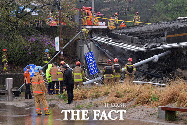 정자교 보행로 붕괴 사고 수습 작업에 나선 소방 당국 /남윤호 기자