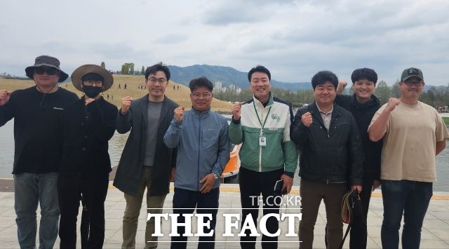 서울대공원 원장(왼쪽 4번째)과 종사자들이 4일 2023정원박람회를 방문, 현장견학에 나섰다. /순천시
