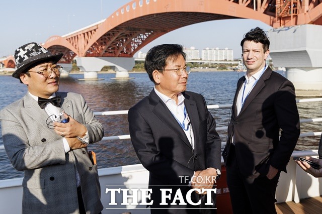 서울 마포구(구청장 박강수)가 한강 역사문화 뱃길탐방 프로그램 근대의 물결을 타다를 운영한다. 한강 선상 답사에 참여한 박 구청장(가운데) 모습. /마포구 제공