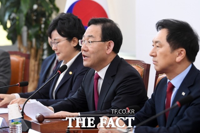 주호영 국민의힘 원내대표는 지난 4일 한일의원연맹 일본 측에서도 오지 말라, 만나지 않겠다고 한다며 윤석열 대통령은 한 말이 없다는데 일본에서 가짜뉴스가 나온 것으로 결과적으로 일본에 이득을 주는 행위라고 언급했다. /남용희 기자