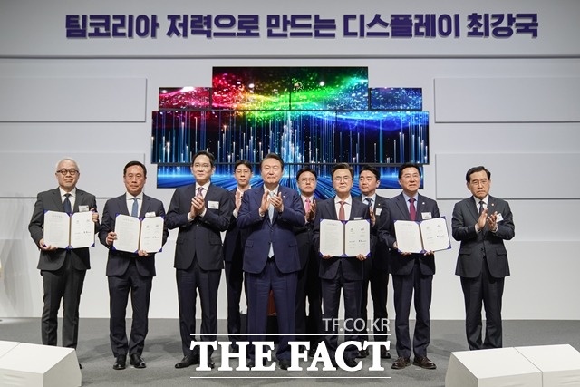 4일 삼성디스플레이(주)가 아산시에 IT용 OLED 전용 라인 구축을 위해 4조1000억원 규모의 투자를 약속하고 중국과 초격차를 실현하겠다고 밝혔다. / 아산시
