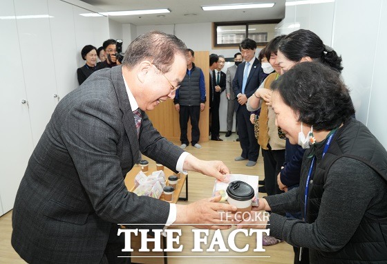 부산시교육청은 학교 근무 환경미화원의 근로환경을 개선하기 위해‘학교 근무 환경미화원 휴게공간 전면 개선사업’을 추진한다고 5일 밝혔다./부산시교육청.