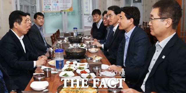 강원도는 5일 김진태 도지사 취임 1년에 맞추어 ‘미래산업 글로벌도시’를 구현을 위해 ‘강원특별자치도글로벌본부’(제2청사) 설치 등을 담은 조직개편안을 마련, 제319회 강원도의회 임시회에 제출할 계획이라고 밝혔다. 이와 관련, 김진태 강원도지사(사진 오른쪽에서 두번째)는 이날 도청 인근 식당에서 강원도의회 권혁열 강원도의회 의장(사진 왼쪽 첫번째)과 조찬 강원도청 제2청사 설치에 따른 조직개편(안) 등 도정 현안에 관한 폭넓은 의견을 나누며, 특히 강릉 제2청사를 ‘새로운 강원도 특별 자치시대’의 상징으로 만들어 나갈 수 있도록 협력하자고 의견을 모았다. /강원도