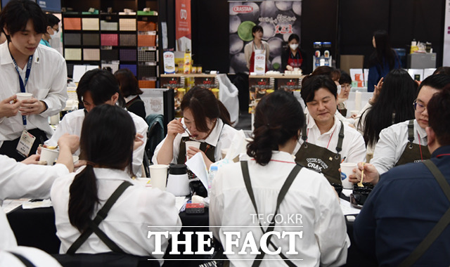 5일 서울 강남구 코엑스에서 개막한 2023 서울커피엑스포 참가자들이 다양한 커피를 시음하고 있다.
