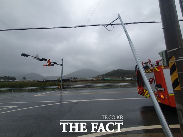 5일 오후 1시 28분쯤 거제시에서 전신주가 기울어져 있다는 신고를 받고 현장 출동한 소방대원./경남소방본부