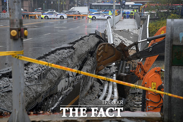 5일 오전 경기 성남시 분당구 정자교에서 일부 보행로가 붕괴되는 사고가 발생해 소방 당국 등이 수습 작업을 펼치고 있다. /성남=남윤호 기자