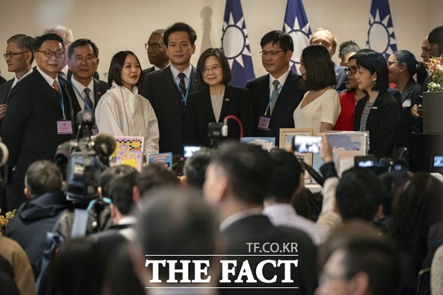 차이잉원(가운데) 대만 총통이 지난달 30일(현지시간) 미국 뉴욕에 있는 대만경제문화사무소에서 열린 행사에 참석해 연설하고 있다. 차이 총통은 대만은 민주주의의 최전선에 있고, 대만 국민이 단결할수록 대만은 물론 세계가 더 안전해질 것이라고 말했다. /뉴욕=AP/뉴시스