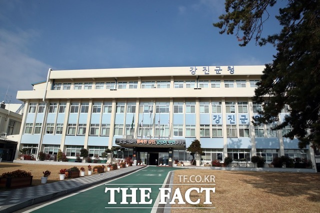 강진군은 6일 민선8기 핵심 사업인 ‘강진읍 美프로젝트’ 추진사항 보고회를 개최했다. 서순철 부군수 주재로 열린 보고회에선 美프로젝트 관련 8개 실과소 및 주무팀장 등이 참석, 부서간 추진사항 및 협의 사항 등에 대해 토론했다./강진=홍정열 기자