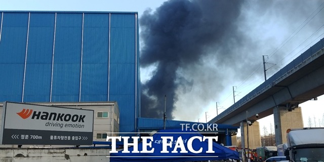 13일 한국타이어 대전공장에 난 불로 검은 연기가 하늘로 치솟고 있다. / 대전=라안일 기자