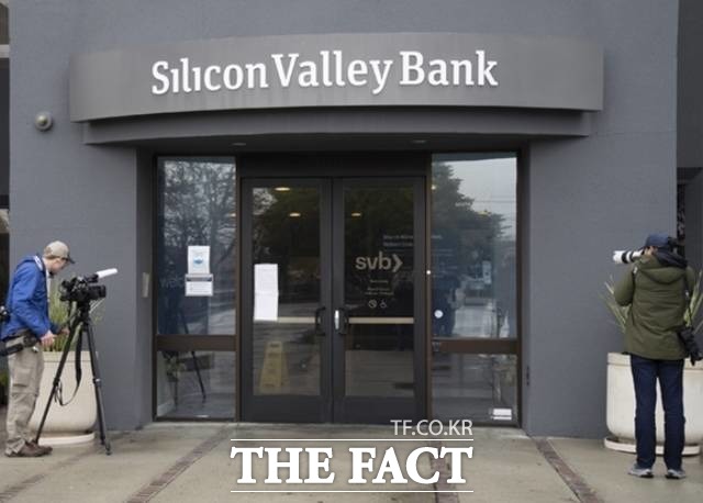 파이낸셜타임스(FT) 보도에 따르면 미국 캘리포니아주 실리콘밸리은행(SVB) 붕괴를 기점으로 은행들이 위기에 몰린 시기에 헤지펀드들은 은행들 주식을 공매도해 72억 달러(한화 9조4700억 원)를 벌어들인 것으로 집계됐다. /뉴시스
