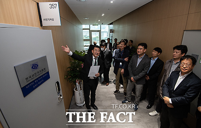 정부세종청사 사진기자실 간사를 맡은 <뉴스1> 김기남 부장이 참석자들에게 기자실에 대한 설명을 하고 있다.