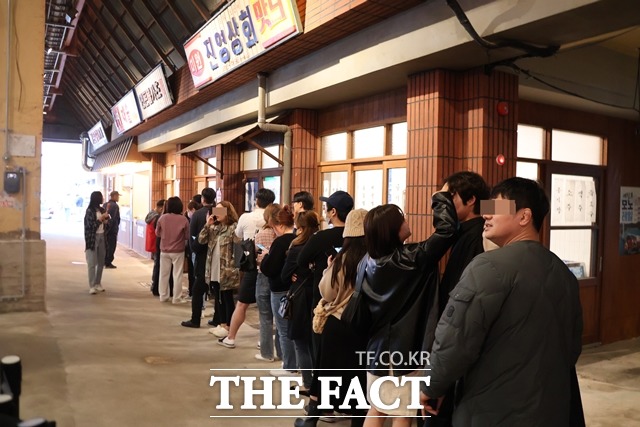 충남 예산시장 내 한 점포에 음식을 사기 위한 줄이 길게 늘어서 있다. / 예산=김아영 기자