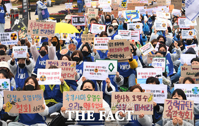 한국YWCA연합회 소속 활동가들이 6일 서울 용산 대통령집무실 앞에서 후쿠시마 오염수 방류 저지를 촉구하는 구호를 외치며 피켓을 들고 있다. /이새롬 기자