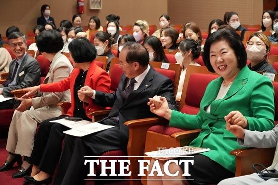 부산시교육청은 6일 오전 부산시민회관 소극장에서 2023년 행복한 부모되기‘부모공감 힐링토크쇼’를 개최했다고 이날 밝혔다./부산시교육청