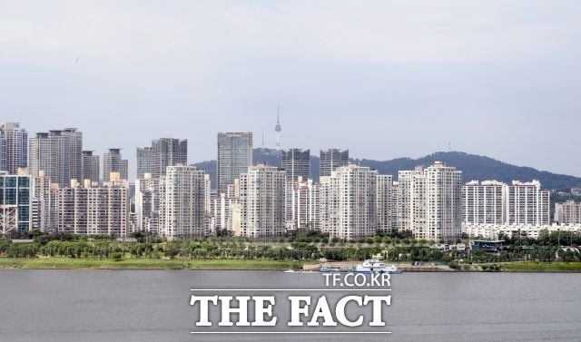 7일 한국부동산원에 따르면 4월 첫째 주 전국 아파트 매매수급지수는 77.3으로 전주 77.4에 비해 0.1포인트 하락했다. /더팩트 DB