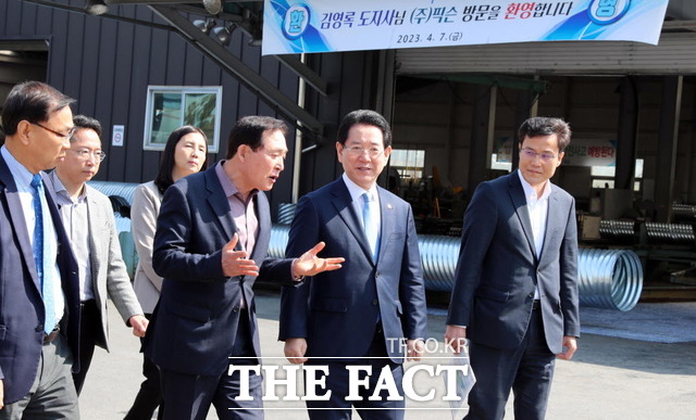 김영록 지사가 7일 오전 광양에 있는 ㈜픽슨을 방문해 정성만 대표의 안내를 받고 있다./무안=홍정열 기자
