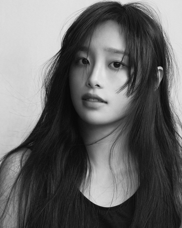 그룹 이달의 소녀 출신 가수 츄가 신생 기획사 ATRP와 전속 계약을 맺었다. /ATRP 제공