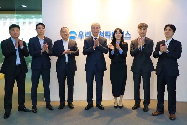 우리금융그룹은 지난 4일 우리벤처파트너스를 방문해 임직원들과 소통의 시간을 가졌다. 임종룡 우리금융그룹 회장(왼쪽에서 네번째), 김창규 우리벤처파트너스 대표(왼쪽에서 세번째)와 임직원들이 기념촬영을 하고 있다. /우리금융