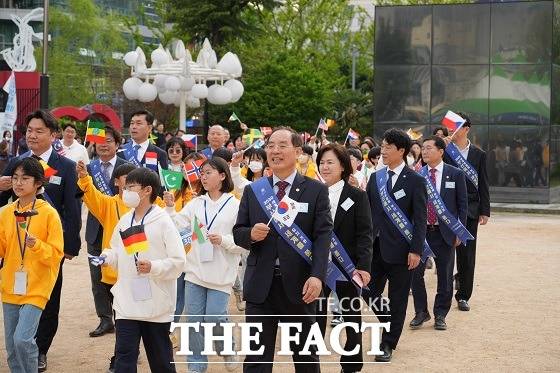 부산시교육청은 7일 부산 부산진구 서면 놀이마루에서 2030 세계박람회 부산 유치를 기원하는 부산에서 세계를 품다 행사를 개최했다고 밝혔다. /부산교육청.