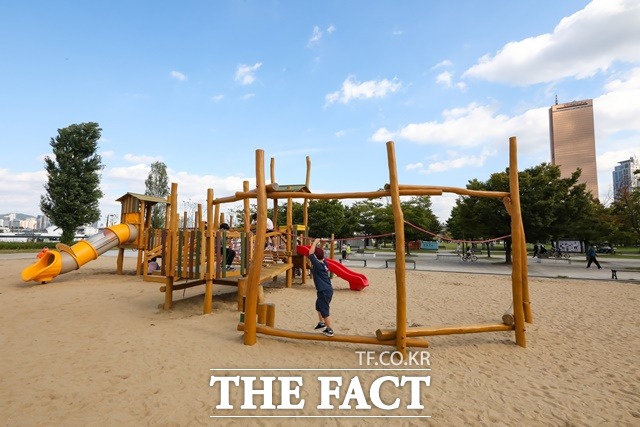 서울시가 한강공원 내 모래놀이 공간 위생관리를 실시했다. 여의도 한강공원 놀이터 전경. /서울시 제공