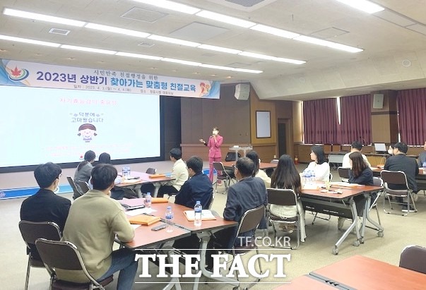 정읍시 관계자는 “이번 교육을 통해 공직자들이 시민의 입장에서 시민과 공감하는 능력을 배양하는 계기가 되길 바란다”며 “앞으로도 시민들에게 더 큰 감동과 만족감을 주는 민원 행정서비스를 펼칠 수 있도록 노력해 달라”고 말했다. / 정읍시