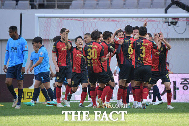 서울 팔로세비치의 프리킥이 득점으로 이어지자 동료들이 환호하고 있다.