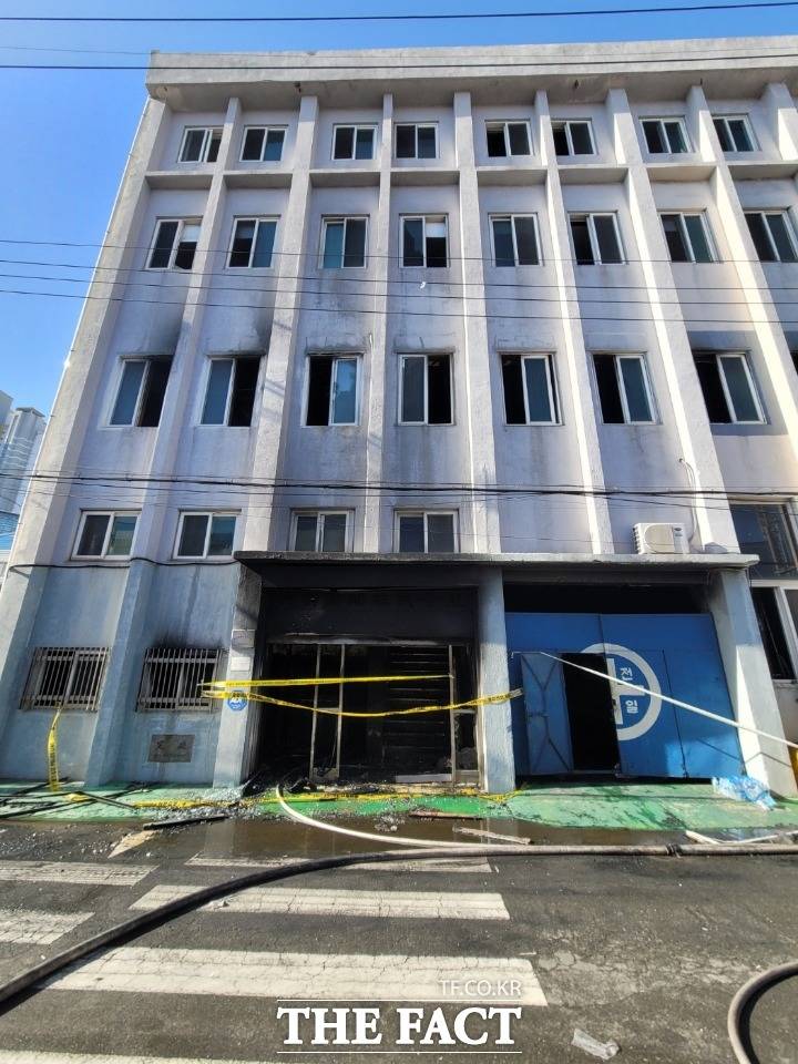8일 오전 3시 53분쯤 부산 영도구에 있는 한 조선소 내 4층 짜리 건물 1층 당직실서 불이 났다./부산영도경찰서.