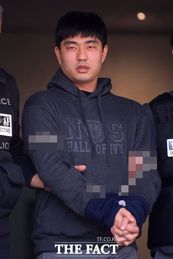 강남 납치·살해 사건 피의자 연지호가 9일 오후 서울 강남구 수서경찰서에서 검찰로 송치되고 있다. /남윤호 기자