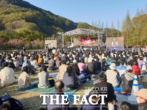 가족과 연인들이 대청공원에 모여 공연을 보고 있다 대전=최영규 기자